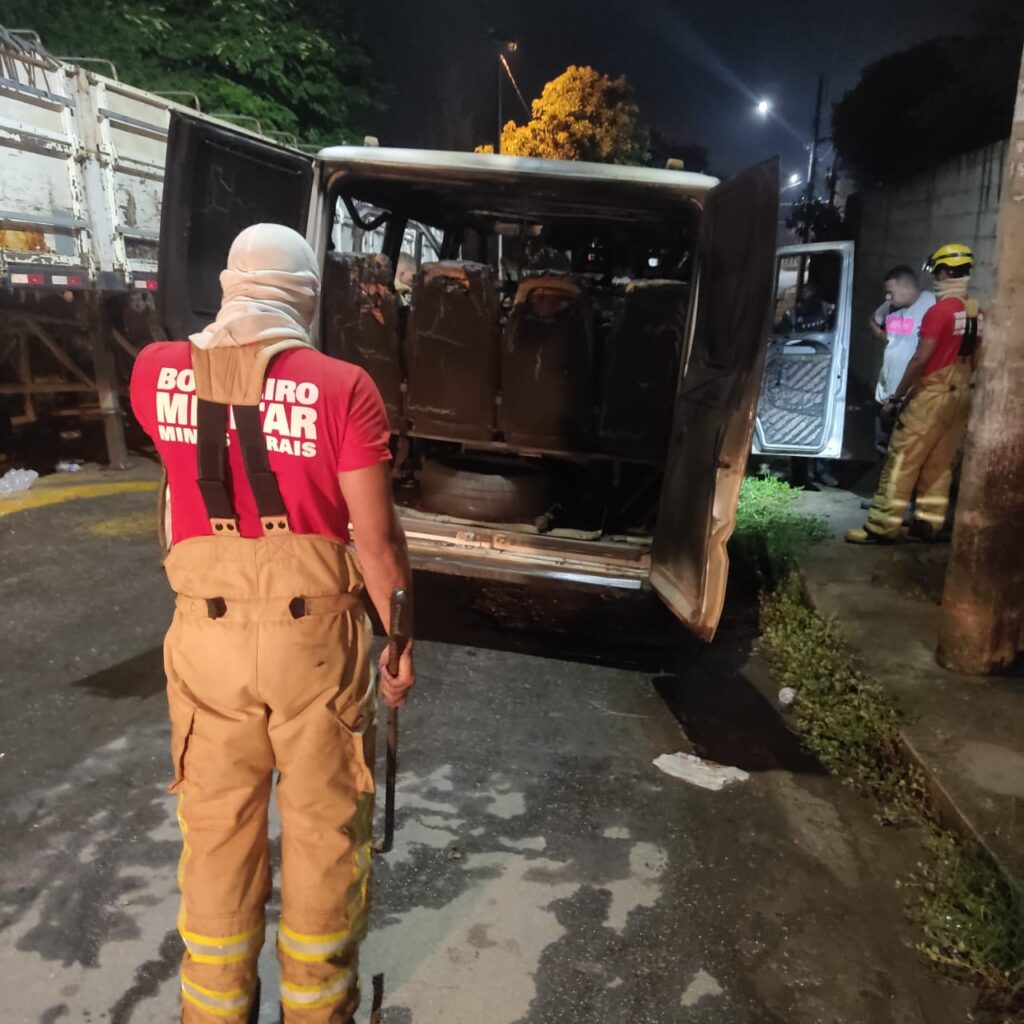 Van pega fogo no bairro Santa Matilde, em Conselheiro Lafaiete - Foto: Divulgação/CBMMG