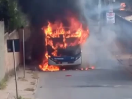 Ônibus é incendiado por criminosos em Ibirité, na Grande BH - Foto: Reprodução
