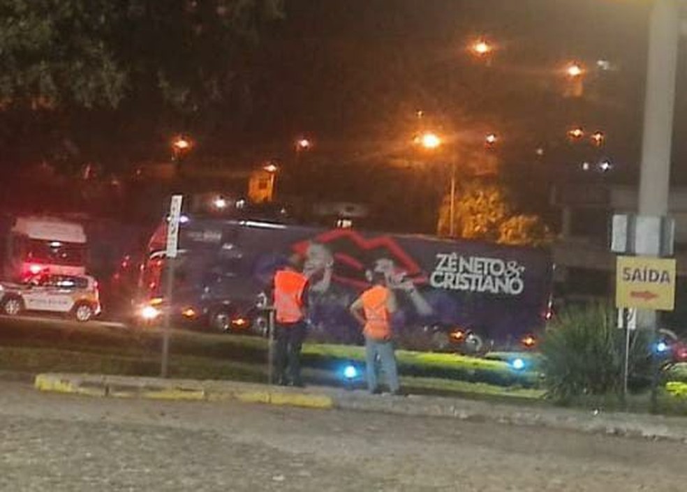 Ônibus da dupla Zé Neto e Cristiano precisa ser escoltado após cancelamento de show em João Monlevade - Foto: Arquivo Pessoal/Lindiomar Reis