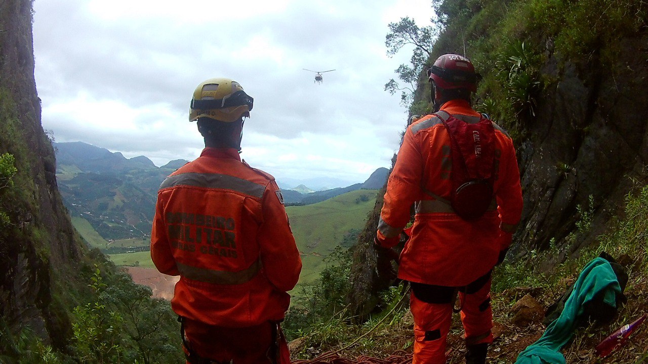 Bombeiros resgata escalador que caiu de penhasco e ficou preso entre pedras em Manhuaçu - Foto: Divulgação/CBMMG