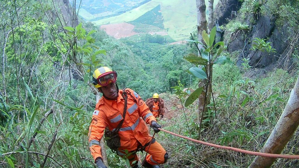 Bombeiros resgata escalador que caiu de penhasco e ficou preso entre pedras em Manhuaçu - Foto: Divulgação/CBMMG