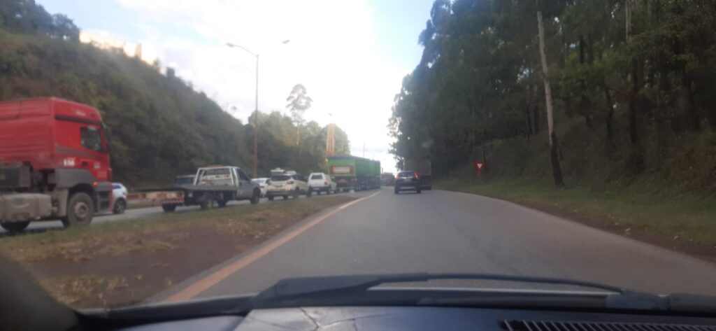 Volta do feriadão tem lentidão de 10 km na BR-040, em Ribeirão das Neves - Foto: Reprodução/Redes Sociais