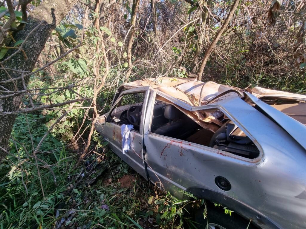 Duas pessoas ficam feridas após carro capota na BR-352, em Pará de Minas - Foto: Divulgação/CBMMG