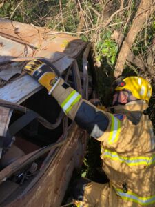 Duas pessoas ficam feridas após carro capota na BR-352, em Pará de Minas - Foto: Divulgação/CBMMG