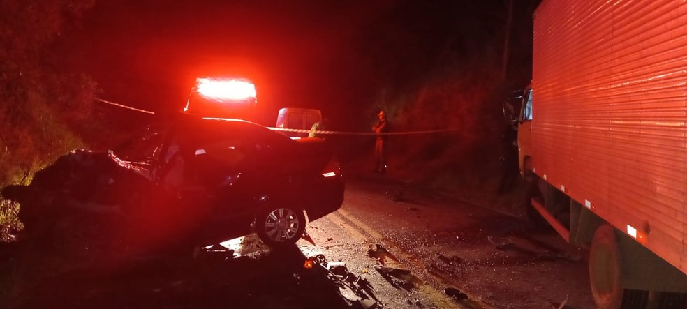 Jovem morre após acidente envolvendo carro e caminhão na MG-135, entre Antônio Carlos e Barbacena - Foto: Divulgação/Corpo de Bombeiros