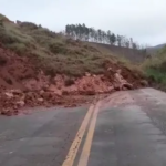 Queda de barranco interdita totalmente pista da BR-262, em Rio Casca - Foto: Reprodução/Redes Sociais