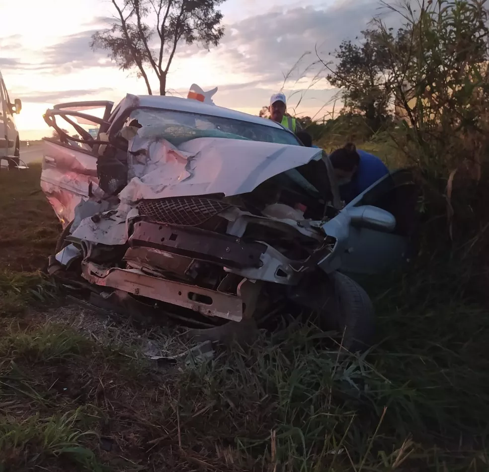 Passageira morre após colisão entre dois carros na BR-352, em Carmo do Paranaíba - Foto: Divulgação/PMRv