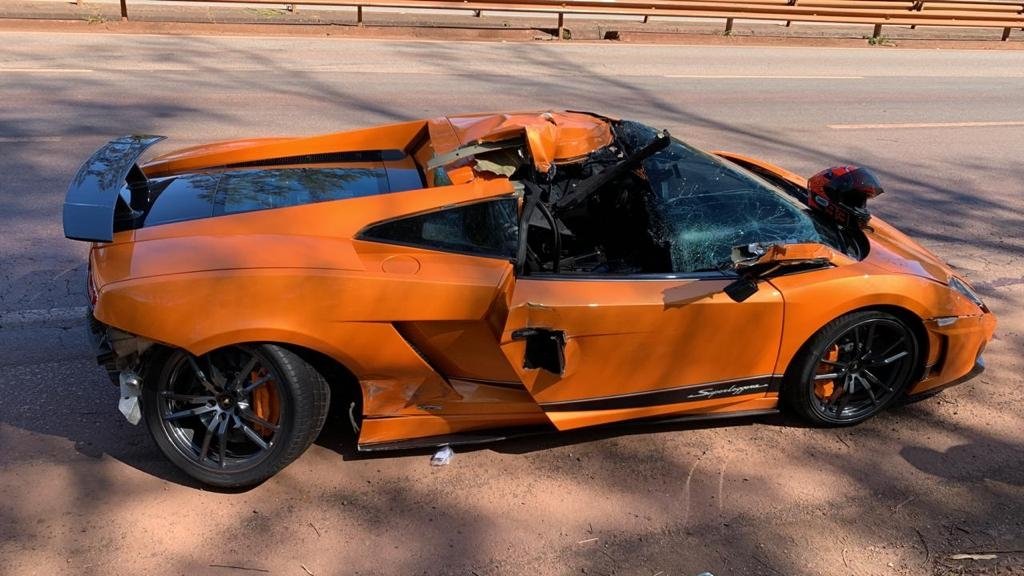 Lamborghini de R$ 1,2 milhão fica destruída em acidente na BR-040, no viaduto da Mutuca, em Nova Lima - Foto: Reprodução/Redes Sociais