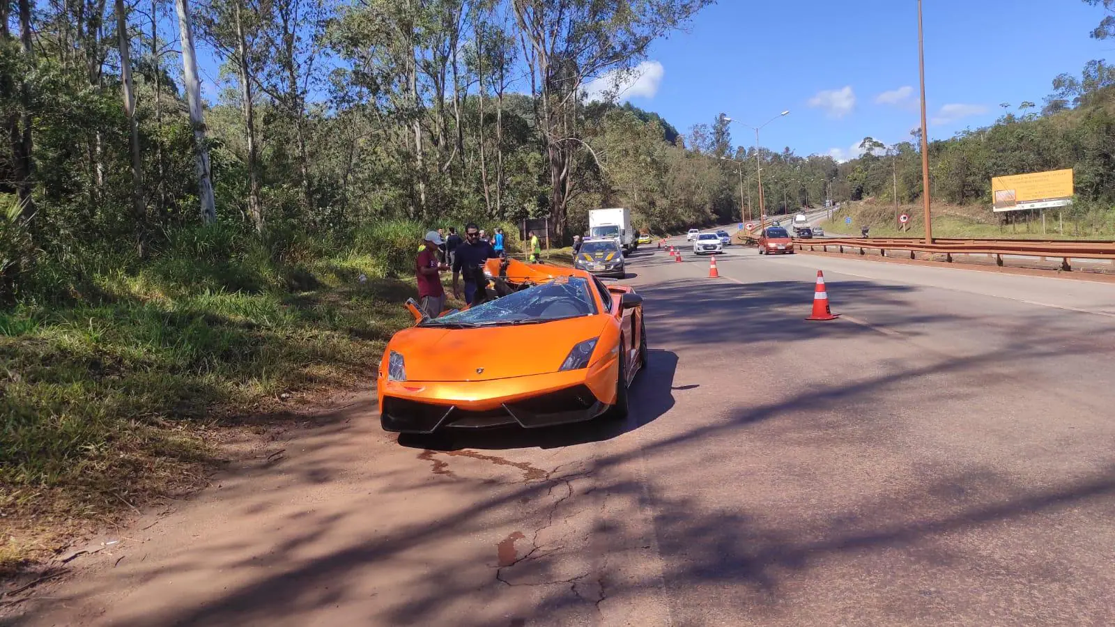 Lamborghini de R$ 1,2 milhão fica destruída em acidente na BR-040, no viaduto da Mutuca, em Nova Lima - Foto: Reprodução/Redes Sociais