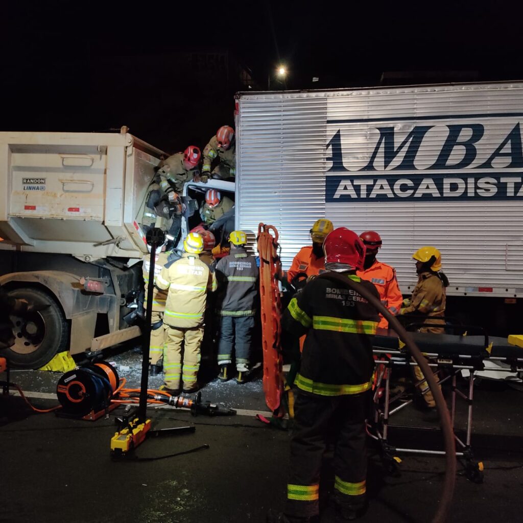 Homem é prensado na cabine após acidente entre caminhões no Anel Rodoviário de BH - Foto: Divulgação/CBMMG