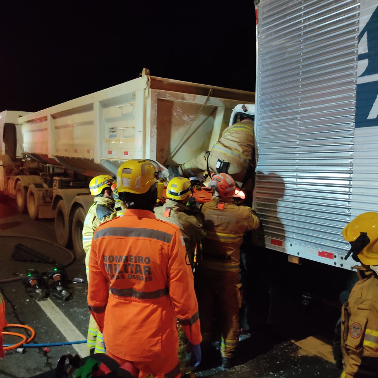 Homem é prensado na cabine após acidente entre caminhões no Anel Rodoviário de BH - Foto: Divulgação/CBMMG