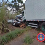 Casal e filho morreram após acidente entre carro e caminhão na BR-365, em Buritizeiro - Foto: Divulgação/CBMMG