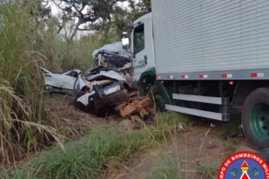 Casal e filho morreram após acidente entre carro e caminhão na BR-365, em Buritizeiro - Foto: Divulgação/CBMMG