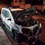 Homem coloca fogo em viatura da PM após "ouvir vozes" no interior de Minas