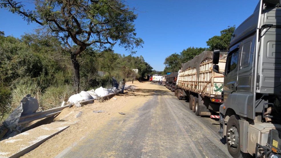 Dois trabalhadores são atingidos após semirreboque de carreta tombar na BR-354, em Formiga - Foto: Divulgação/CBMMG