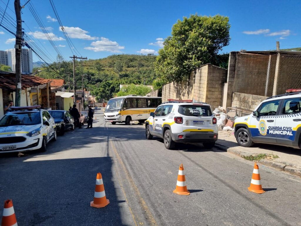 Uma pessoa fica ferida após ônibus escolar perde os freios e atingir muro de escola na Região Leste de BH - Foto: Divulgação/Guarda Municipal