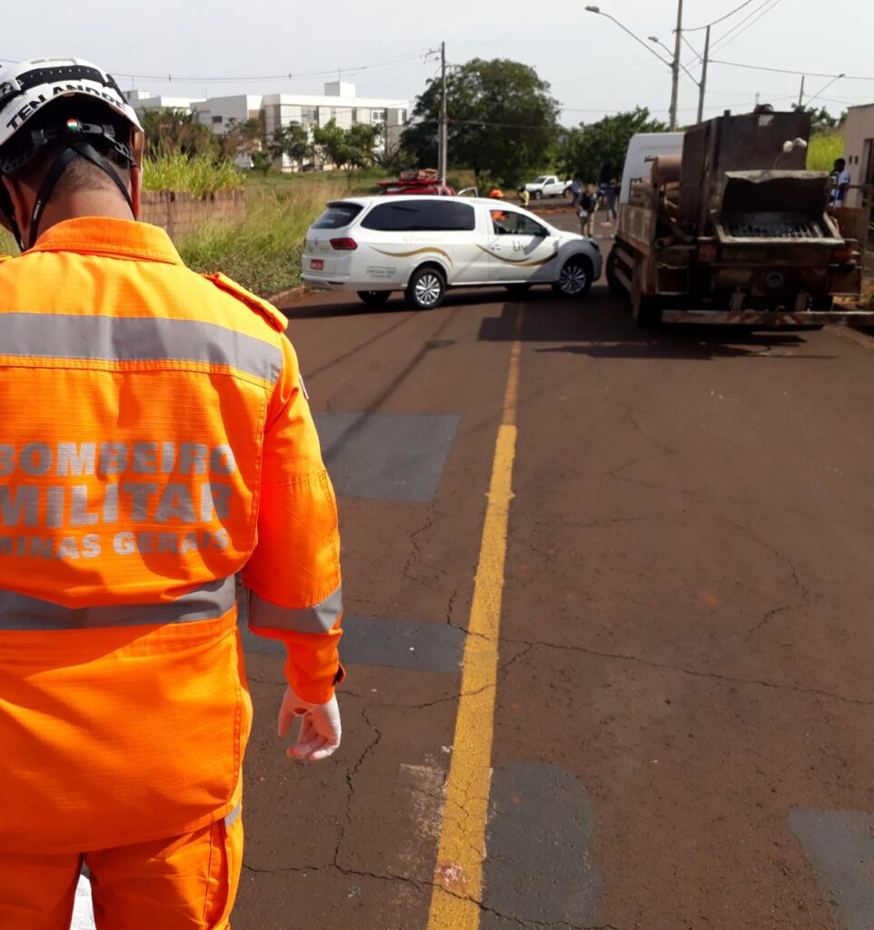 Jovem morre em acidente entre moto e caminhão no bairro Tupã, em Ituiutaba - Foto: Divulgação/Corpo de Bombeiros