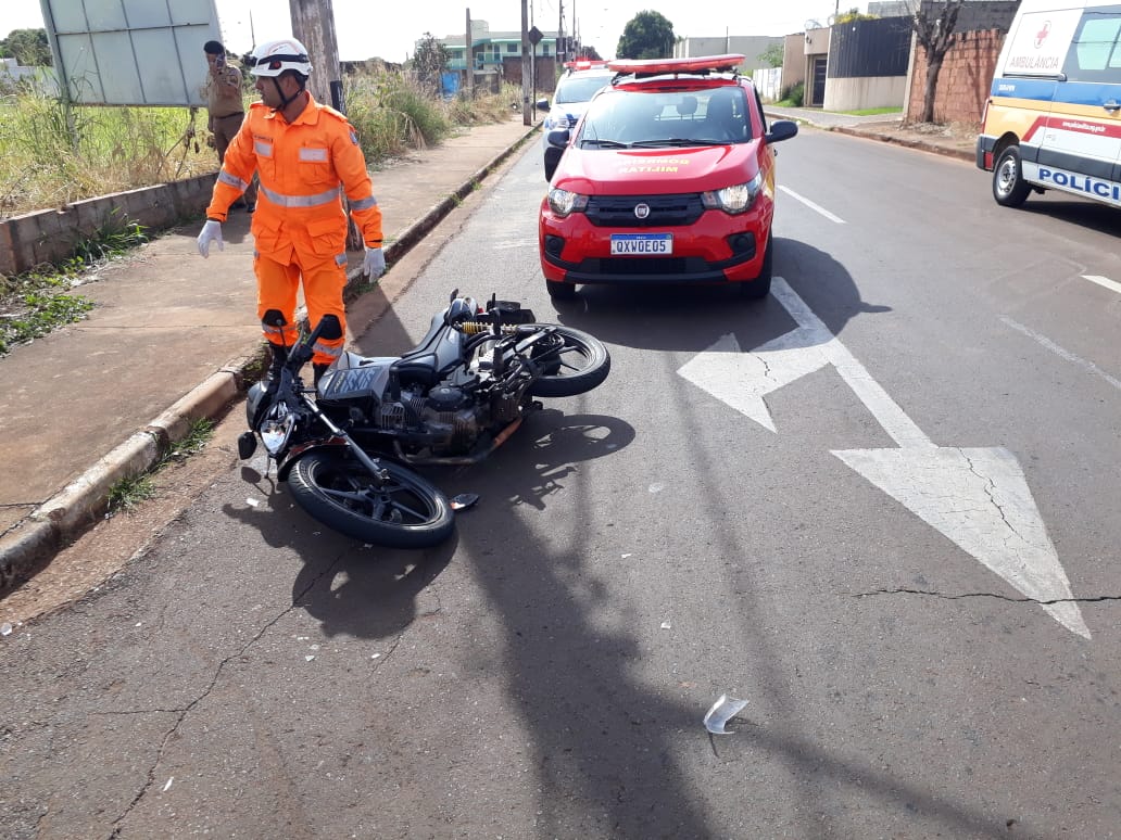 Jovem morre em acidente entre moto e caminhão no bairro Tupã, em Ituiutaba 1 Jovem morre em acidente entre moto e caminhão no bairro Tupã, em Ituiutaba - Foto: Divulgação/Corpo de Bombeiros