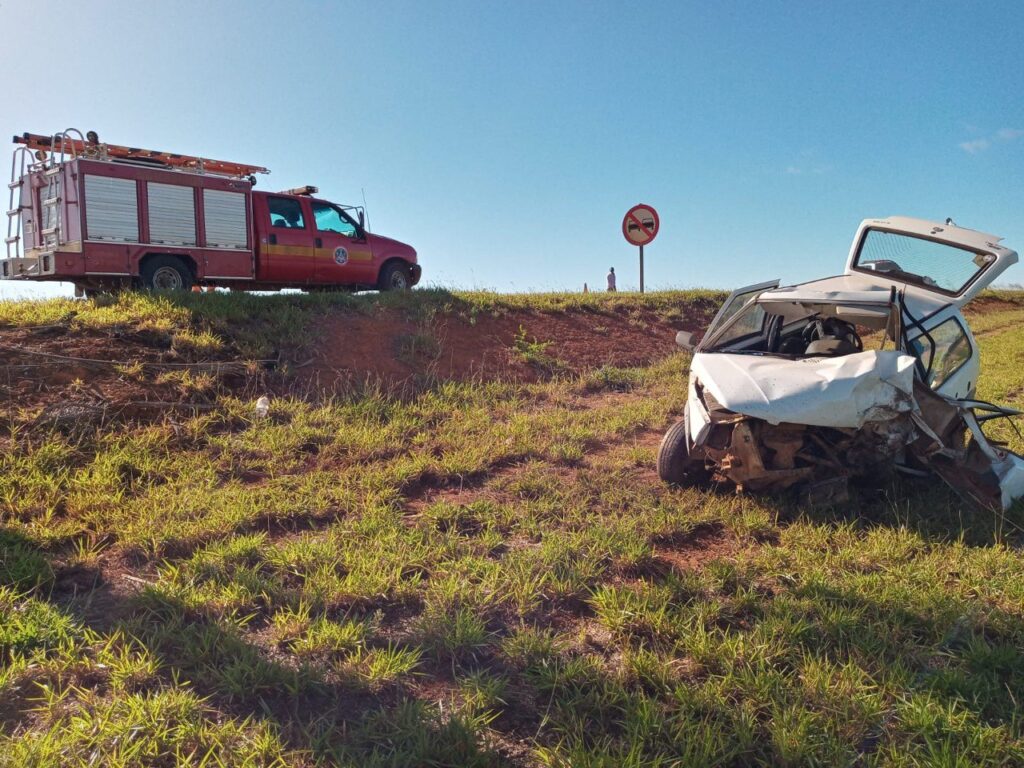 Motorista morre após carro capotar e sair da pista da MG-230, em Rio Paranaíba - Foto: Divulgação/CBMMG