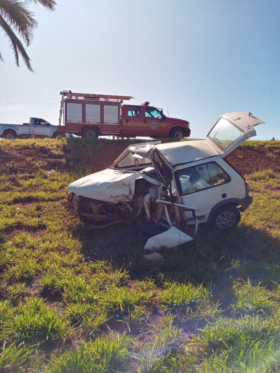 Motorista morre após carro capotar e sair da pista da MG-230, em Rio Paranaíba - Foto: Divulgação/CBMMG