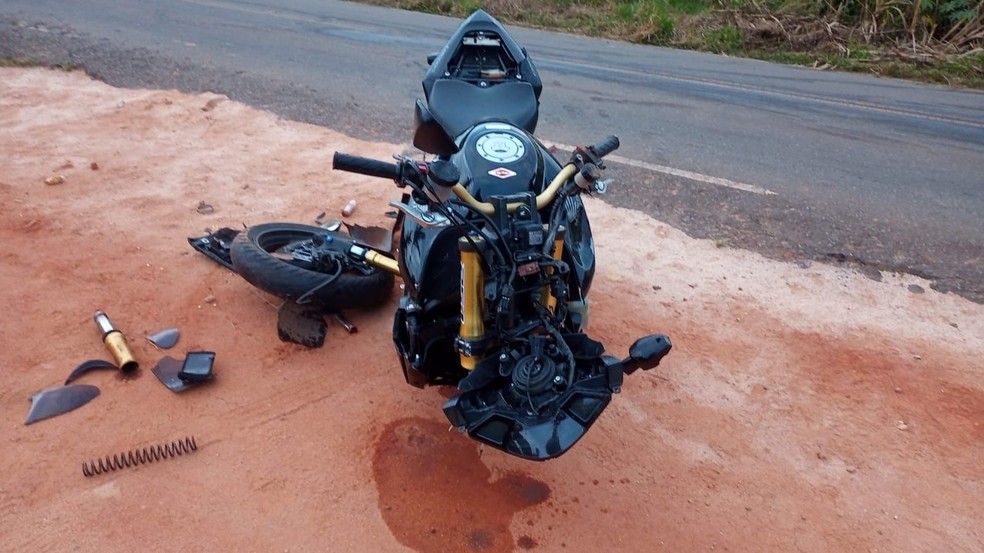 Motociclista morre após colisão em proteção lateral da MGC-482, em Viçosa - Foto: Divulgação/PMRv