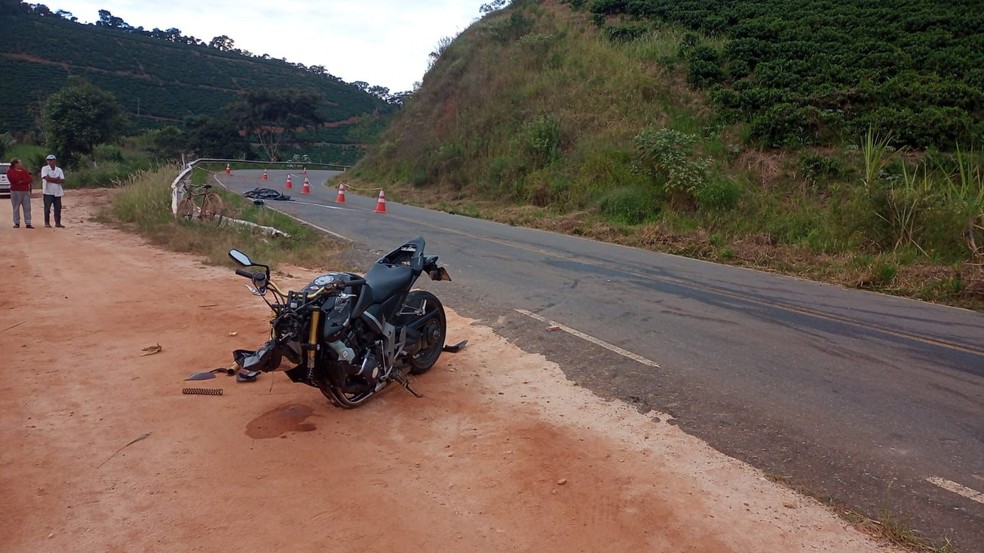 Motociclista morre após colisão em proteção lateral da MGC-482, em Viçosa - Foto: Divulgação/PMRv