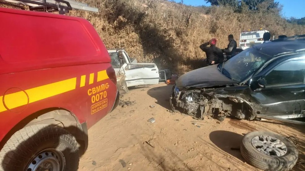 Três pessoas ficam feridas após grave acidente na zona rural de Muzambinho - Foto: Divulgação/CBMMG