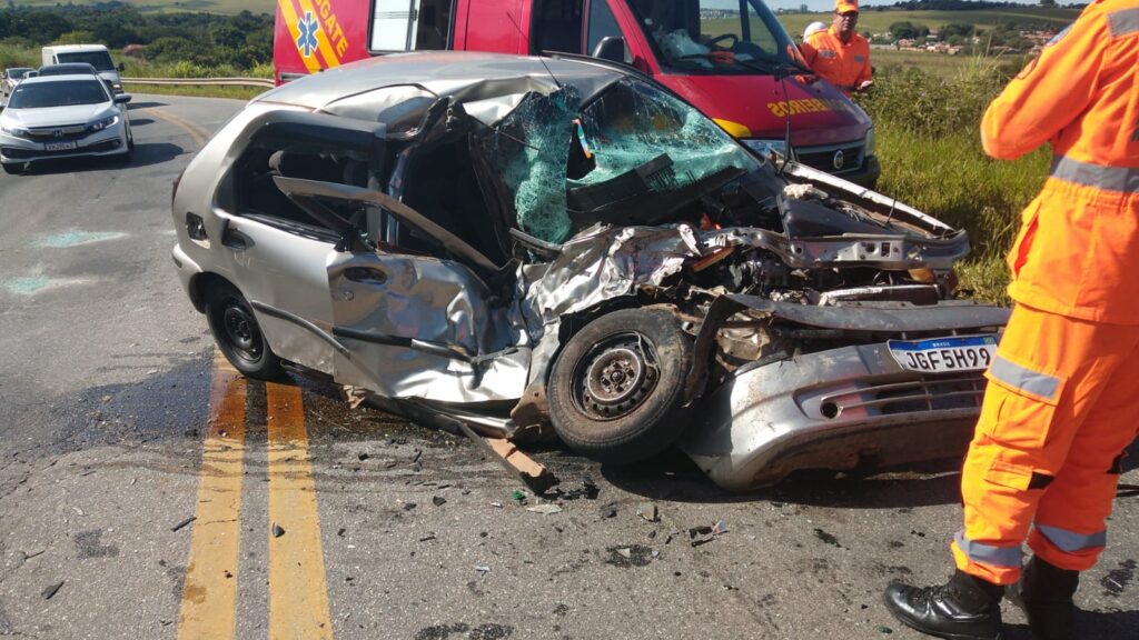 Motorista fica gravemente ferido após acidente entre carro e caminhão na MG-290, em Pouso Alegre - Foto: Divulgação/CBMMG