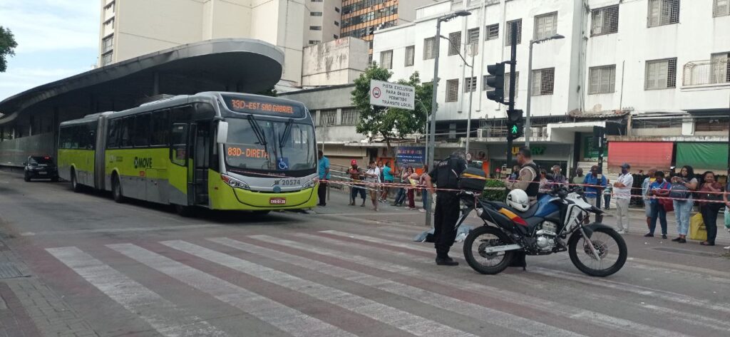 Morador de rua morre atropelado por ônibus do Move na Avenida Paraná, no Centro de BH