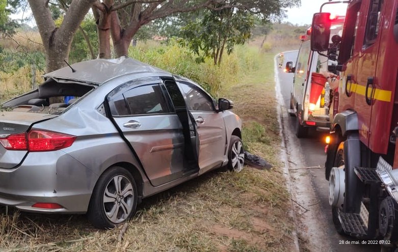 Motorista morre após carro bater em árvore na BR-251, em Salinas - Foto: Divulgação/Corpo de Bombeiros