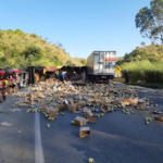 Duas pessoas ficam feridas após colisão entre carretas e um caminhão na BR-262, em Córrego Danta - Foto: Divulgação/PRF