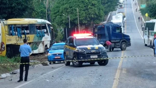 Cinco pessoas morrem após acidente entre ônibus e carro na BR-262, em Ibatiba, ES - Foto: Walter Luiz