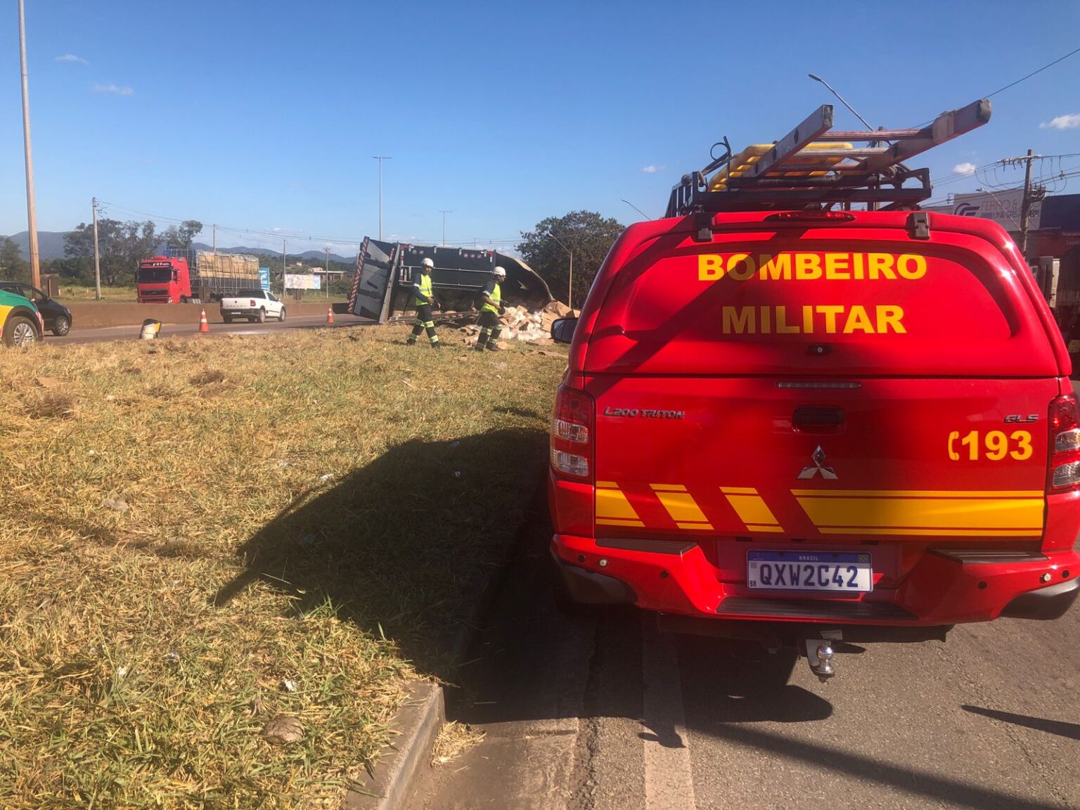 Motorista é ejetado da cabine após carreta tombar na BR-381, em Betim - Foto: Divulgação/CBMMG