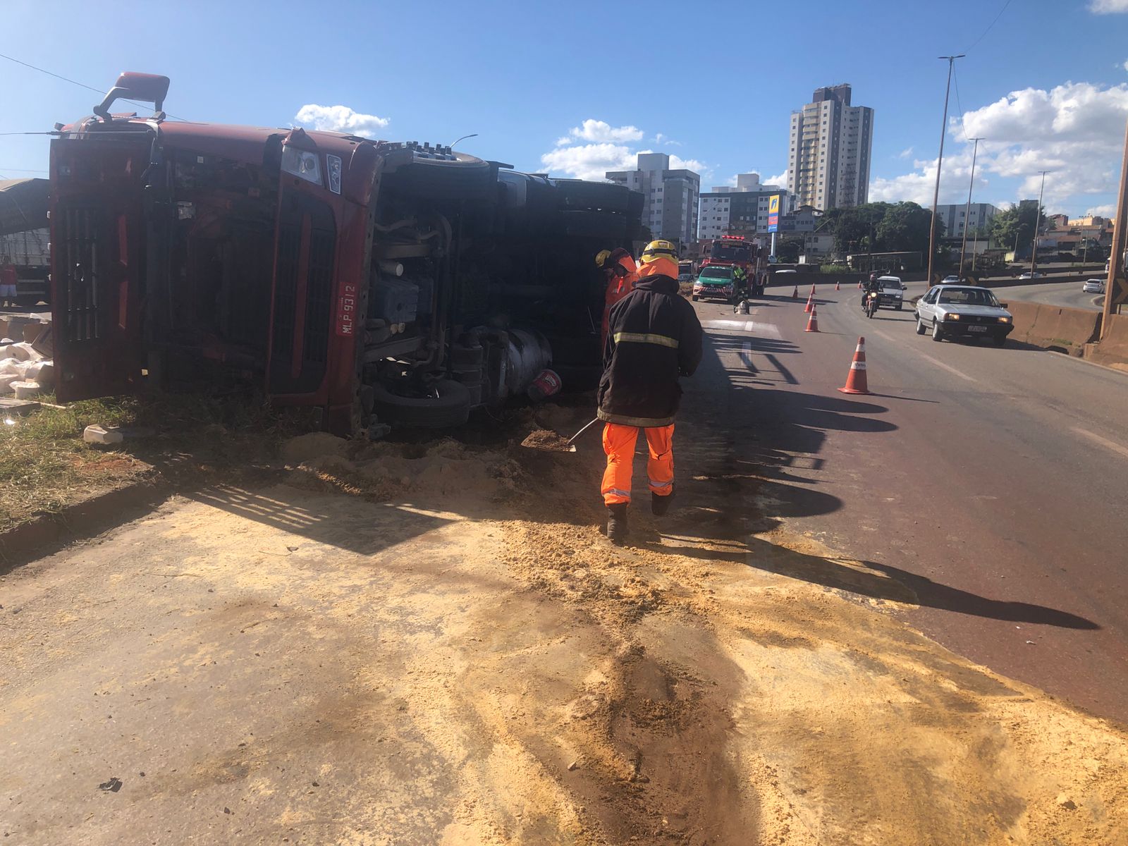 Motorista é ejetado da cabine após carreta tombar na BR-381, em Betim - Foto: Divulgação/CBMMG