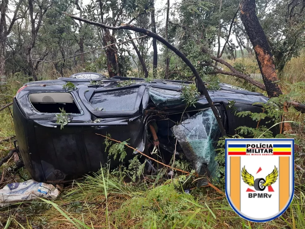 Motorista morre após carro colidir contra árvore na MGC-259, em Curvelo - Foto: Divulgação/Polícia Militar Rodoviária