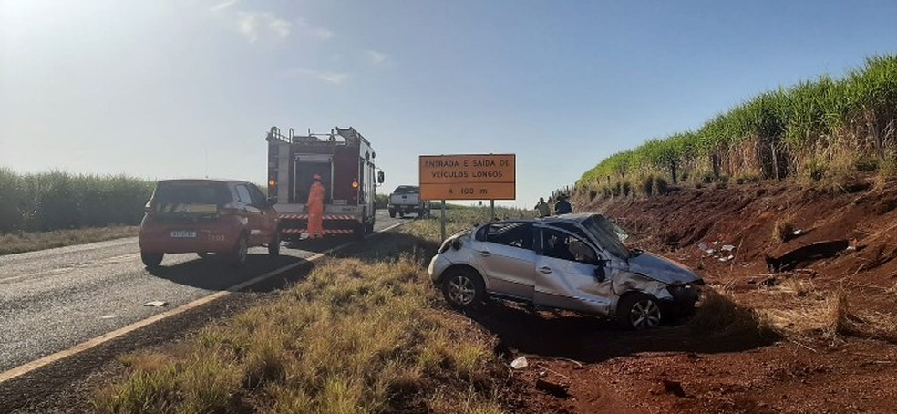 Motorista morre após carro capotar na MG-223, em Tupaciguara - Foto: Divulgação/CBMMG