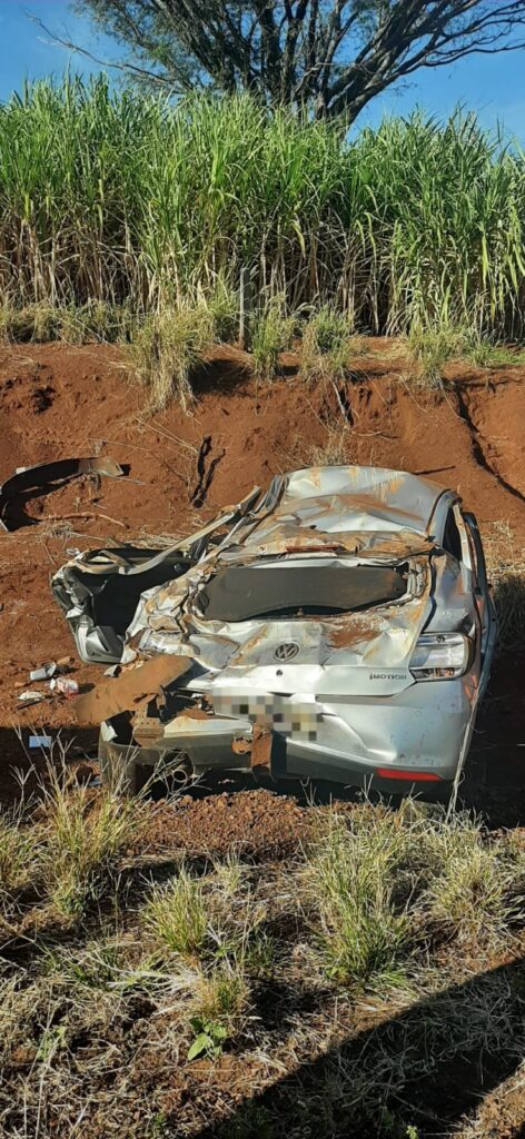 Motorista morre após carro capotar na MG-223, em Tupaciguara - Foto: Divulgação/CBMMG