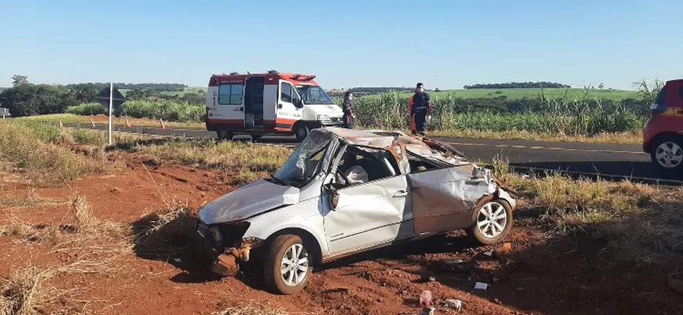 Motorista morre após carro capotar na MG-223, em Tupaciguara - Foto: Divulgação/CBMMG