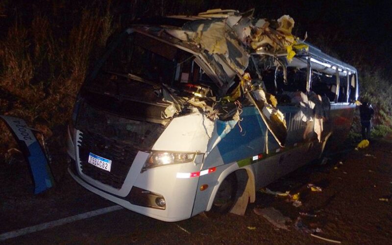 Três pessoas morrem e 13 ficam feridas em acidente entre micro-ônibus da  Vale e carreta na MGC-120, em Itabira – Por Dentro de Minas