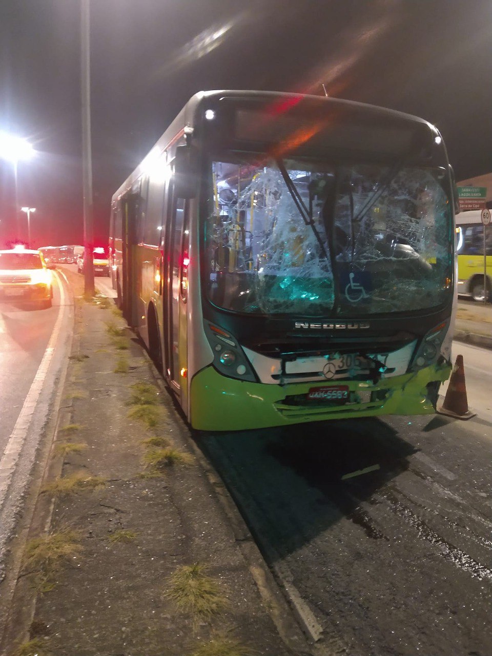 Três pessoas ficam feridas após acidente entre dois ônibus do Move no bairro Cachoeirinha, em BH - Foto: Divulgação/CBMMG