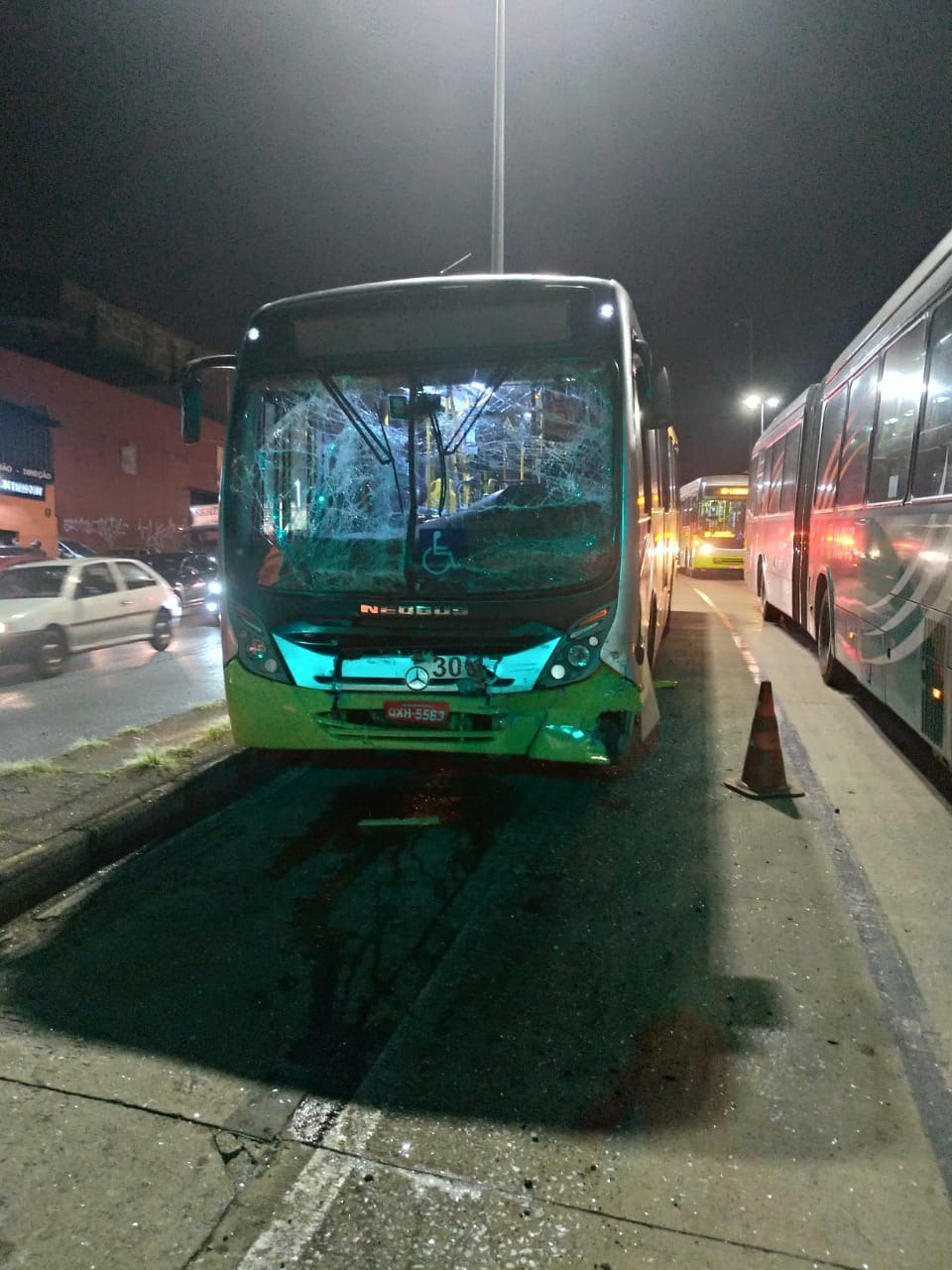Três pessoas ficam feridas após acidente entre dois ônibus do Move no bairro Cachoeirinha, em BH - Foto: Divulgação/CBMMG