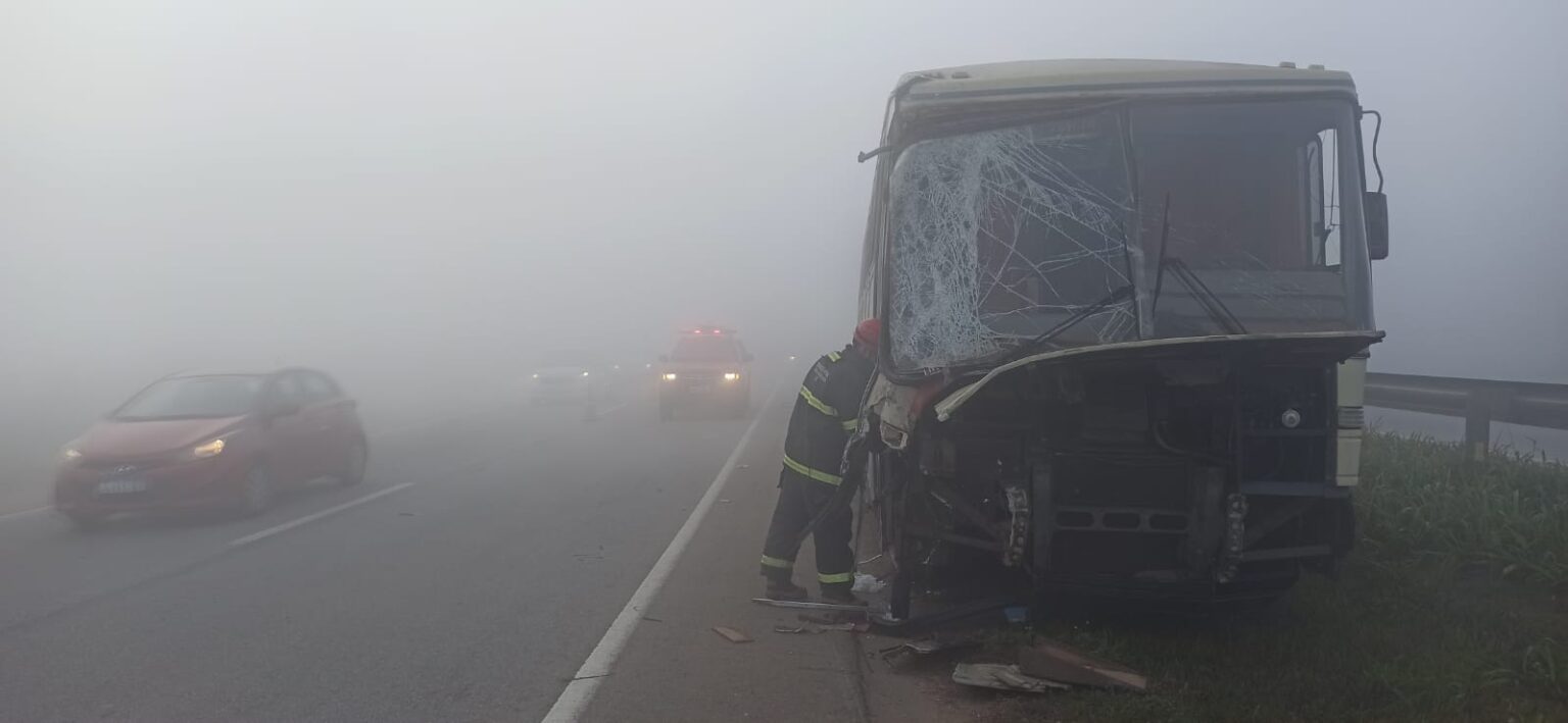 Duas pessoas ficam feridos após engavetamento entre cinco veículos na BR-262, em Nova Serrana - Foto: Divulgação/Corpo de Bombeiros