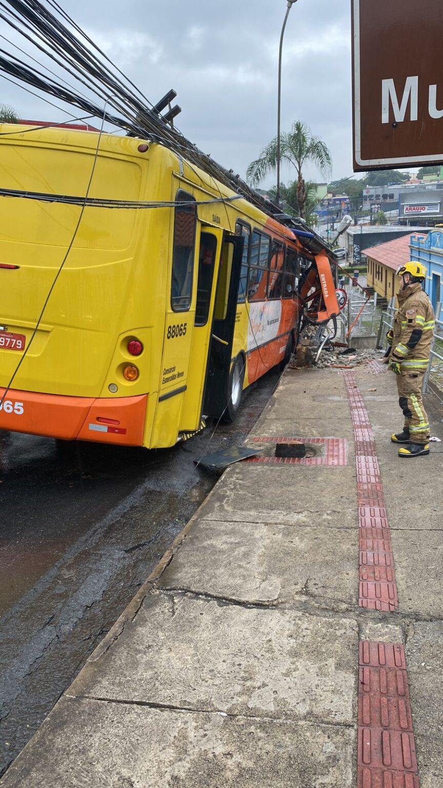 Ônibus bate em poste e deixa ao menos duas pessoas feridos no Centro de Contagem, na Grande BH - Foto: Divulgação/CBMMG