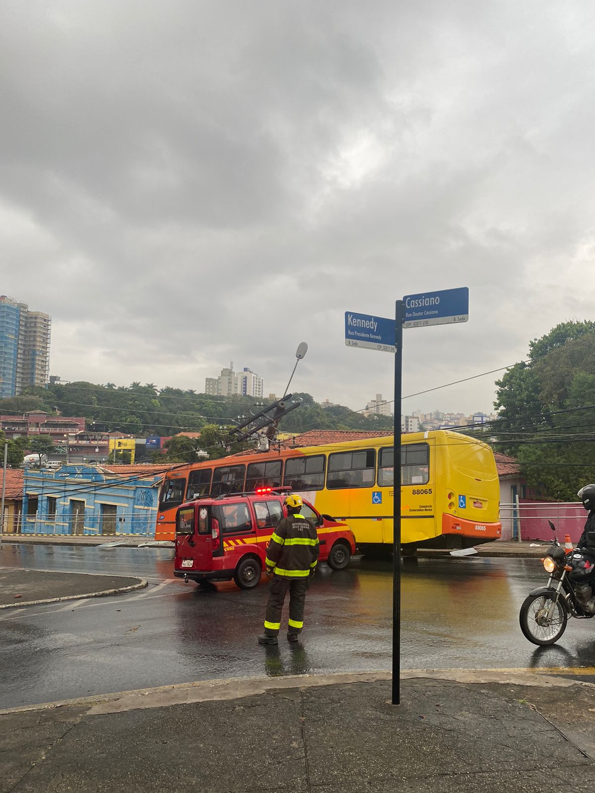 Ônibus bate em poste e deixa ao menos duas pessoas feridos no Centro de Contagem, na Grande BH - Foto: Divulgação/CBMMG