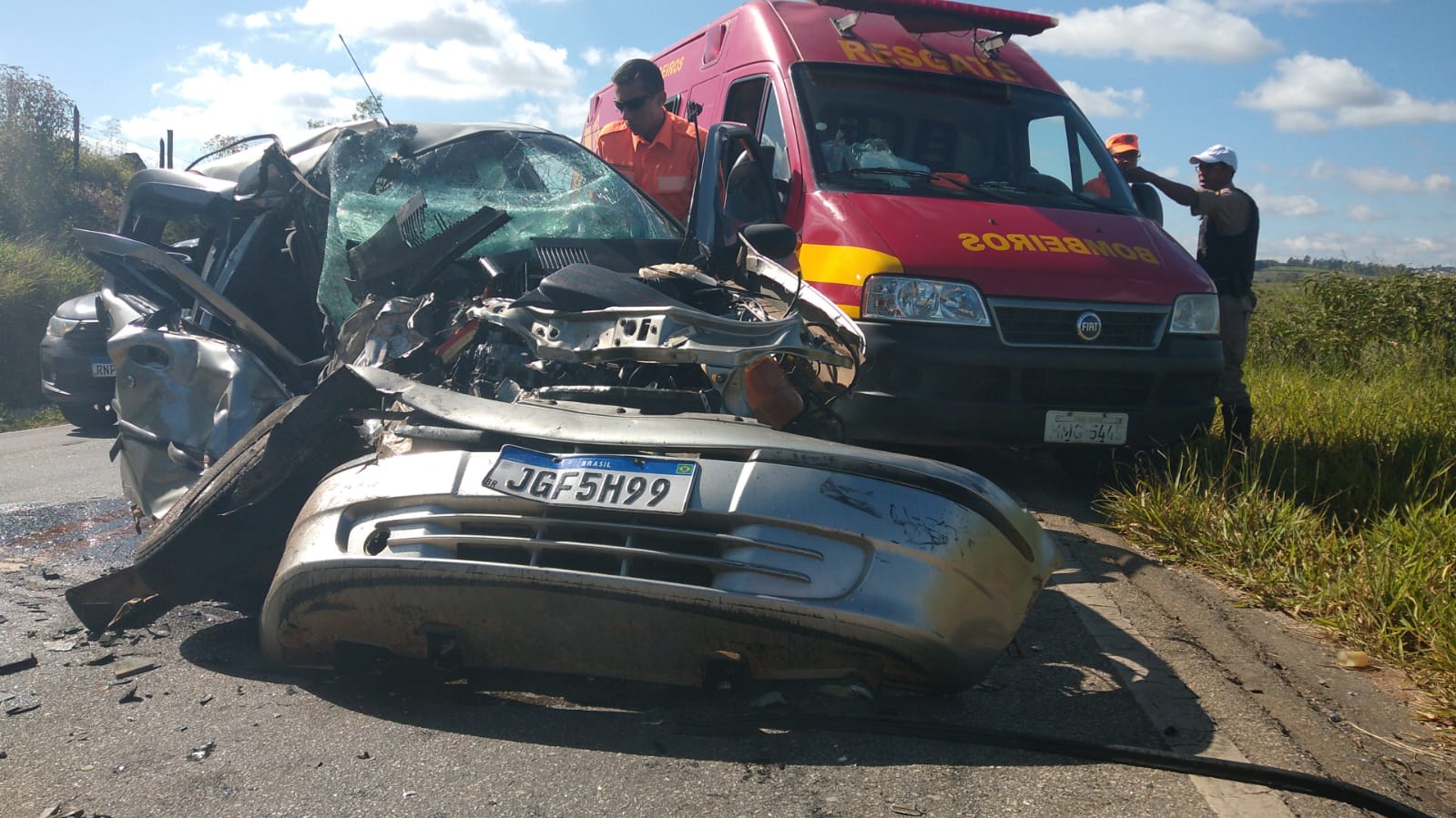 Motorista fica gravemente ferido após acidente entre carro e caminhão na MG-290, em Pouso Alegre - Foto: Divulgação/CBMMG