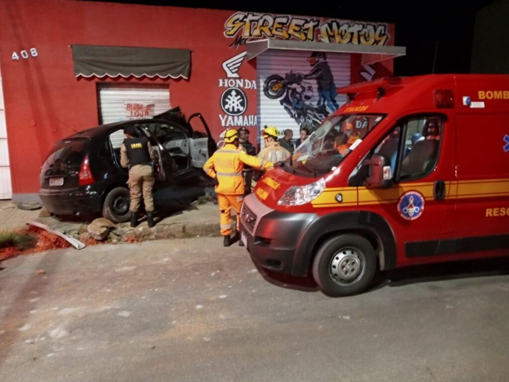 Carro atinge muro de loja e motorista fica ferido no Barreiro, em BH - Foto: Divulgação/CBMMG