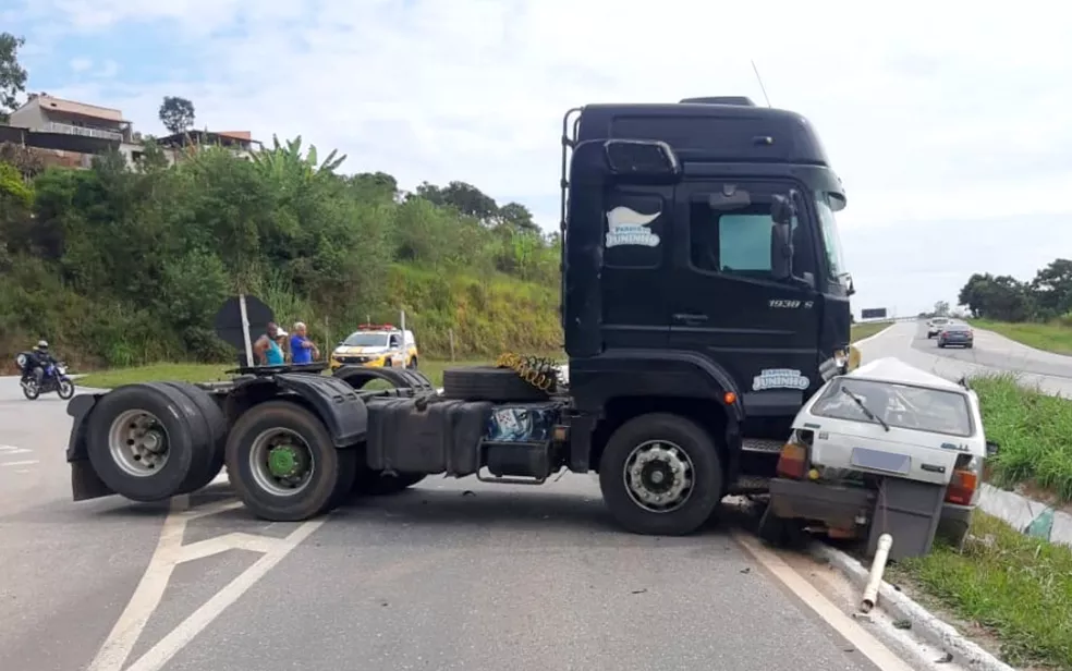 Homem morre após acidente entre carro e caminhão em trevo de Santa Rita do Sapucaí - Foto: Divulgação/Polícia Militar Rodoviária