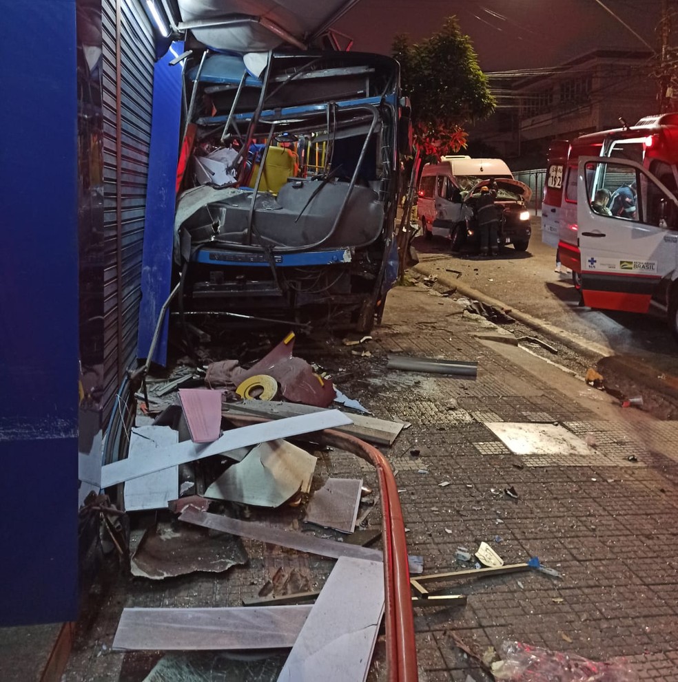 Acidente entre ônibus e van deixa mais de 20 pessoas feridas no Barreiro, em BH - Foto: Reprodução/Redes Sociais