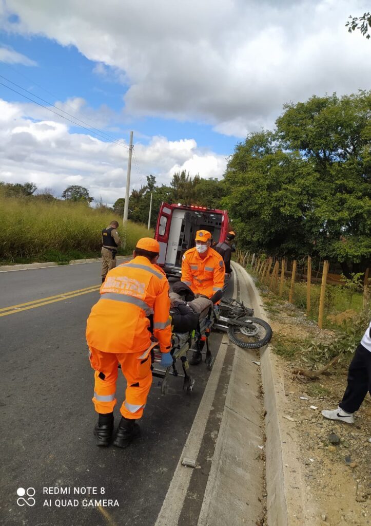 Jovem fica ferida após moto ser atingida por carro em estrada que liga Vespasiano e Santa Luzia - Foto: Divulgação/CBMMG