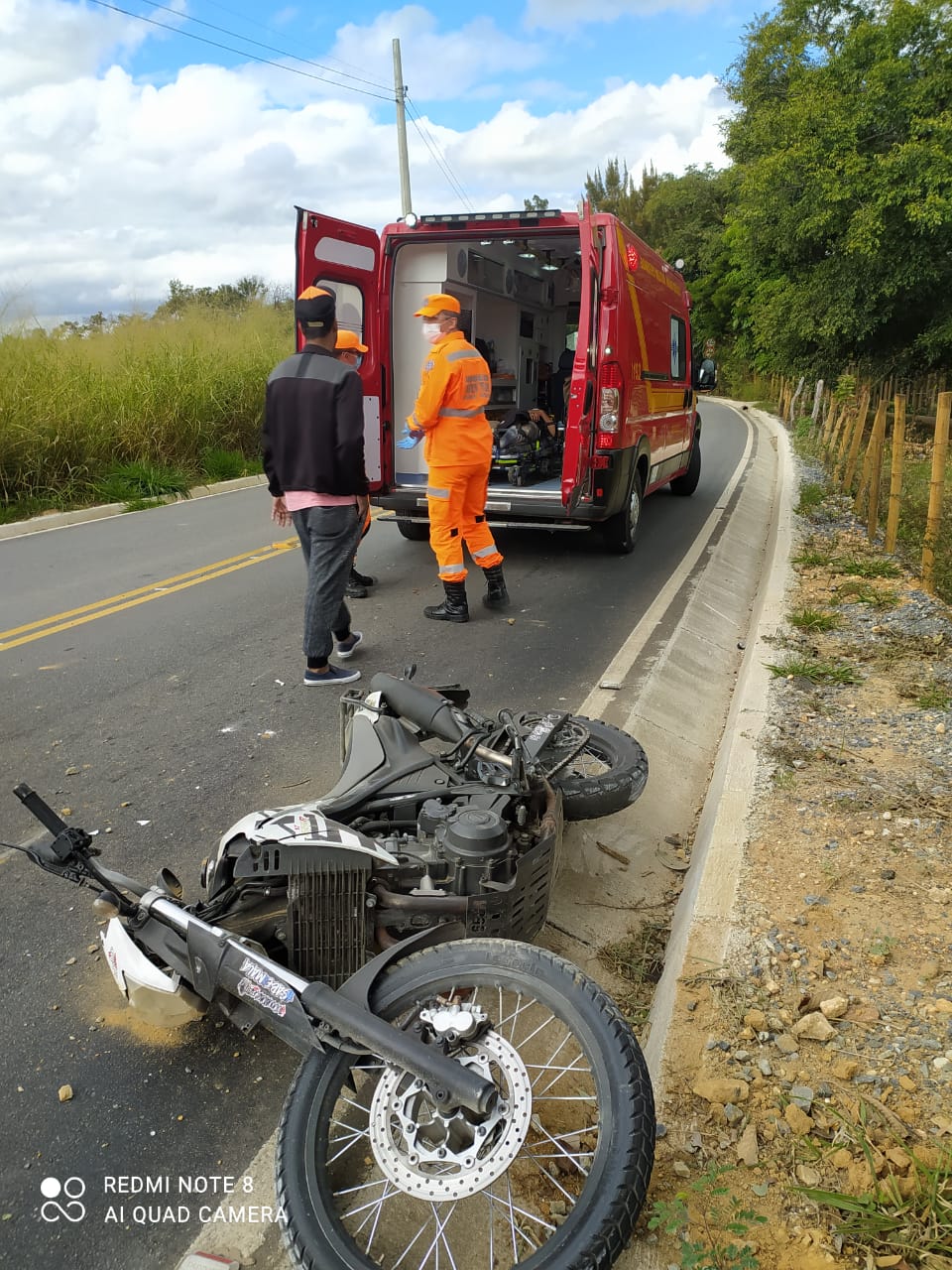 Jovem fica ferida após moto ser atingida por carro em estrada que liga Vespasiano e Santa Luzia - Foto: Divulgação/CBMMG